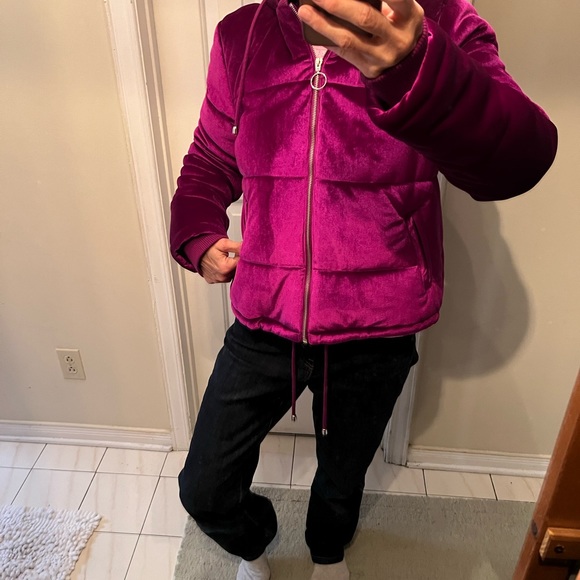 NWT quilted velvety jacket with hood and zipper. Adjustable at bottom size M - Picture 3 of 13